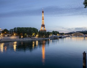 Vue nocturne sur la tour Eiffel et la Seine