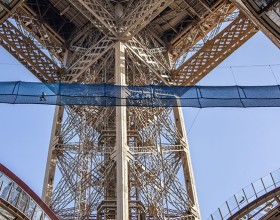 Photo du pont suspendu au 1er étage de la tour Eiffel