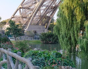 Vue sur la base du pilier est de la tour Eiffel