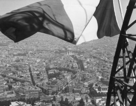 Drapeau au sommet de la tour Eiffel