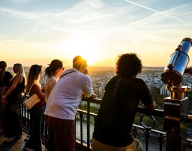 Photo de visiteurs à la tour Eiffel