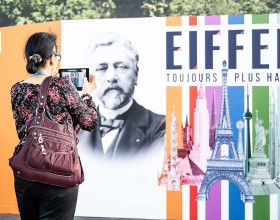 Panneau d'exposition sur le parvis