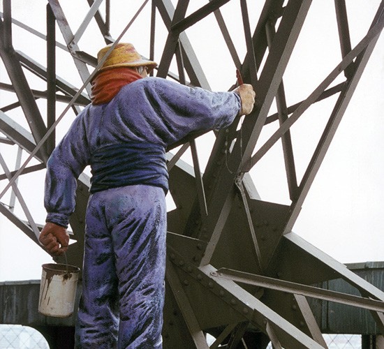 Photo d'une statue d'un peintre de la tour Eiffel