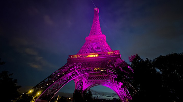 Photo Tour illuminée en rose