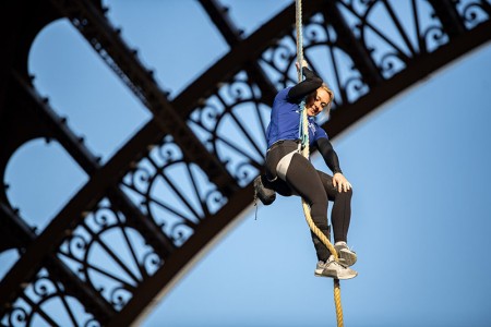 Photo d'Anouk Garnier pendant son ascension à la corde