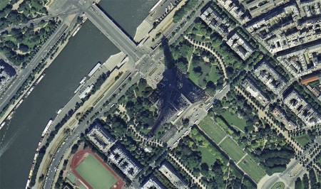 La tour Eiffel vue du ciel en 1985