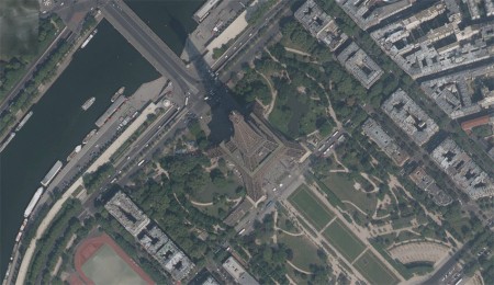 La tour Eiffel vue du ciel en 2011