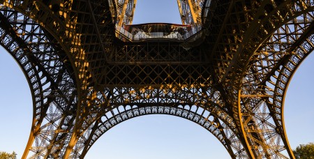 Vue de la tour depuis le parvis
