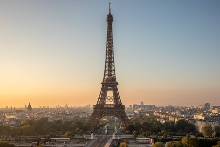 Photo de la tour Eiffel portant les anneaux olympiques