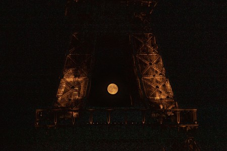 Vue sur la tour Eiffel de nuit par pleine lune
