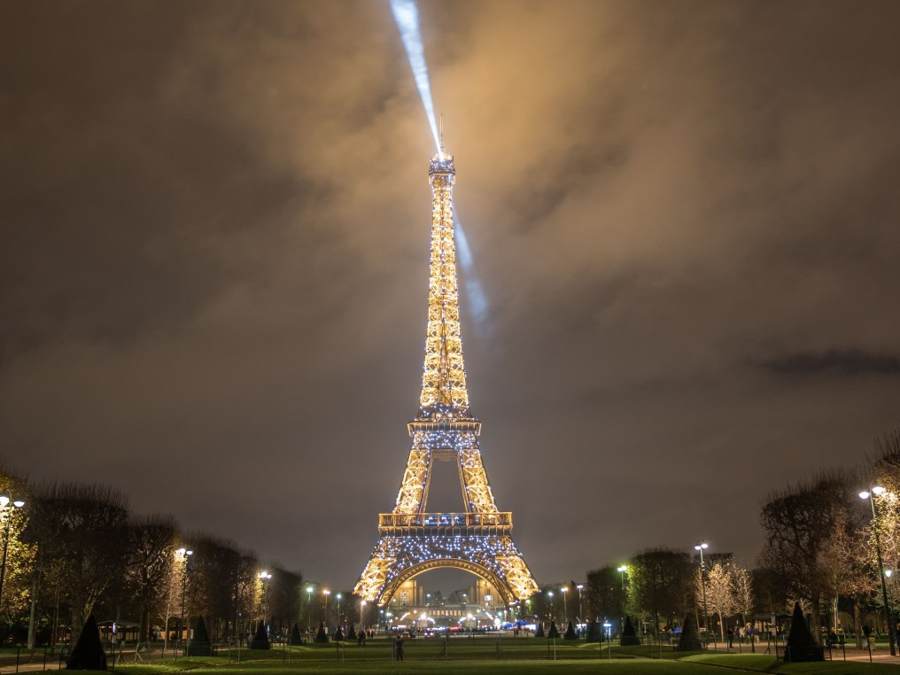 La Tour illuminée depuis le Champ-de-Mars