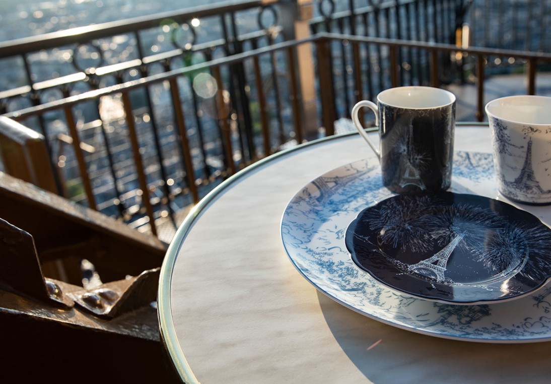Photo du mug et des assiettes Tour Eiffel x Bernardaud