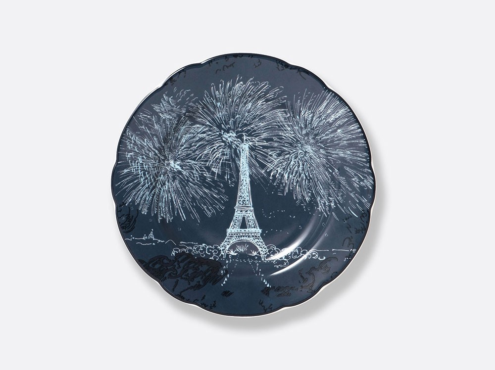 Photo de l'assiette Tour Eiffel x Bernardaud avec décor de nuit