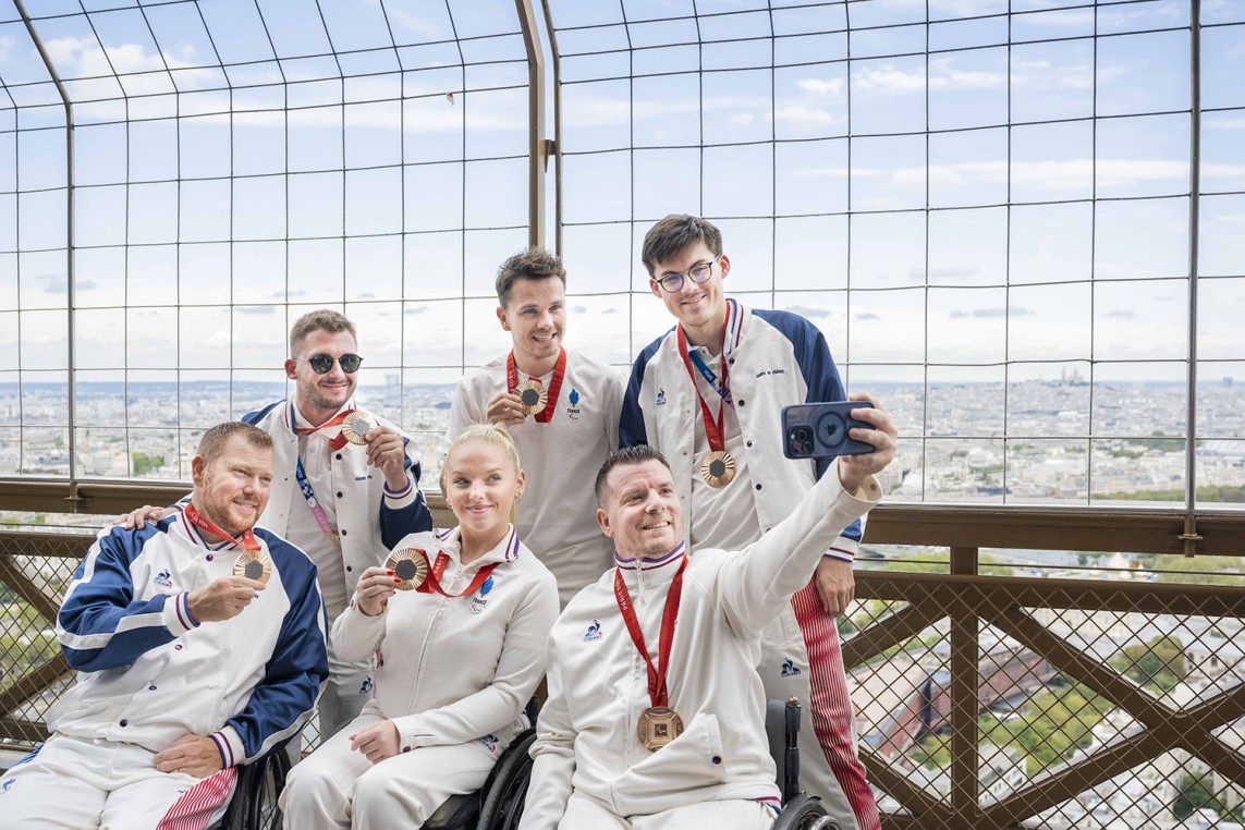 Equipe française de para-tennis de table à la tour Eiffel