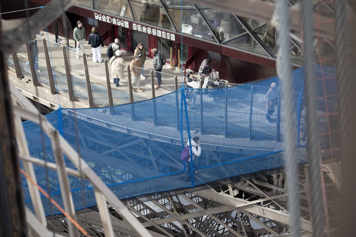 Vue de la passerelle en filets depuis les escaliers