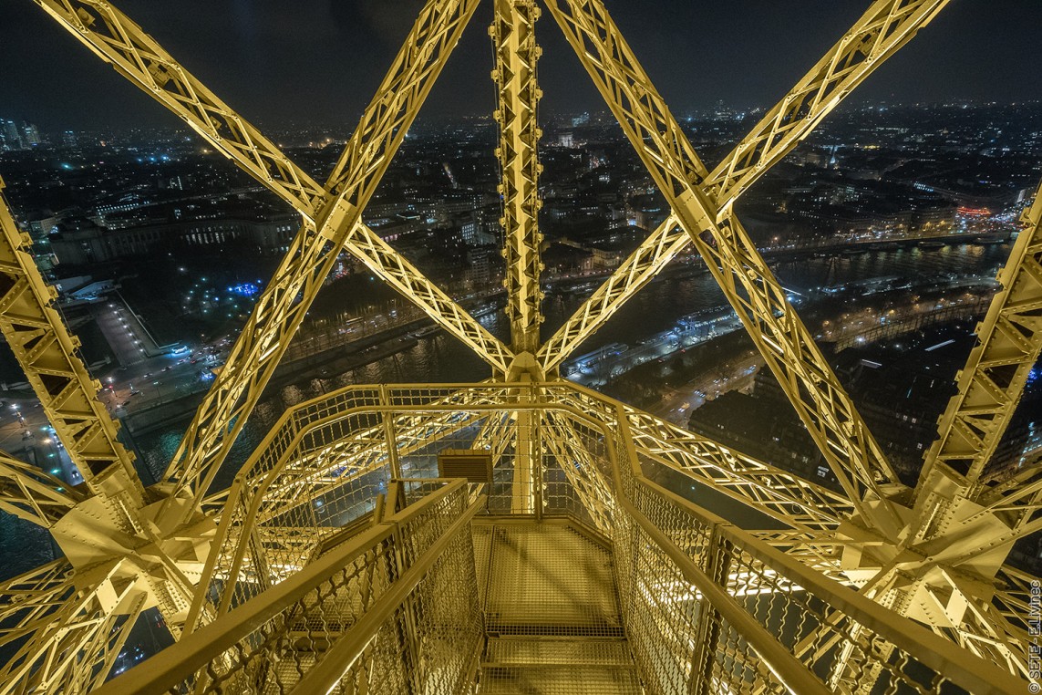 Photo des escaliers de la tour Eiffel de nuit